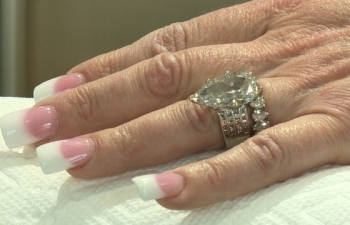 Tìm lại nhẫn kim cương hơn 600 triệu đồng sau khi vô tình ném vào thùng rác