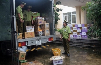 Nhân dân tệ mất giá, dân buôn lậu sữa Trung Quốc ồ ạt tuồn hàng về Việt Nam kiếm lãi đậm