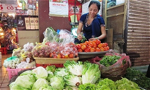 Rau xanh, tôm cá tăng giá mạnh vì bão