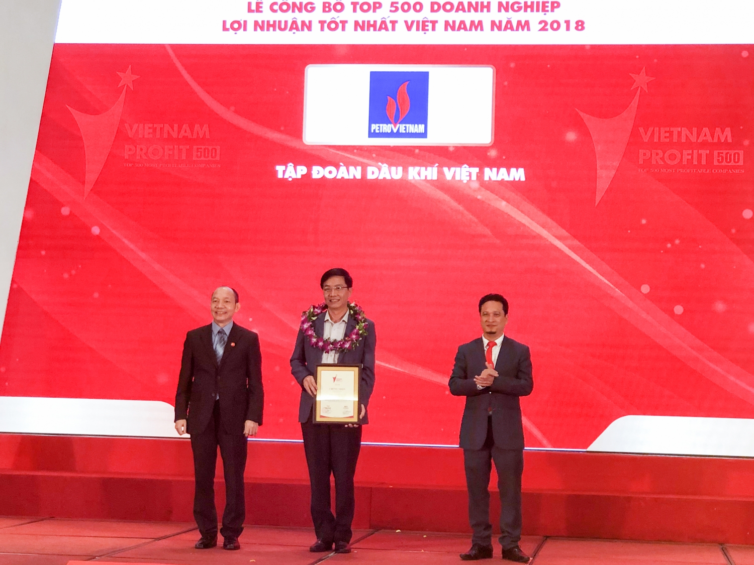vietnam report vinh danh pvn dung dau top 500 donanh nghiep co loi nhuan tot nhat viet nam nam 2018