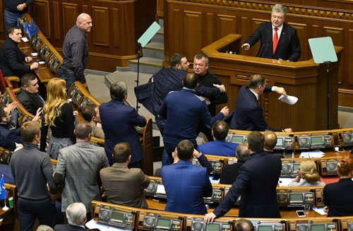 Ukraine làm gì khi tuyên bố thiết quân luật sau vụ Nga bắt tàu chiến?