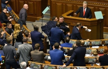 Ukraine làm gì khi tuyên bố thiết quân luật sau vụ Nga bắt tàu chiến?