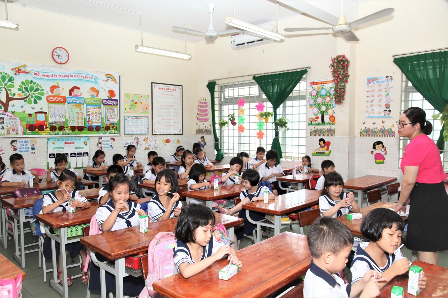 TP Hồ Chí Minh chính thức triển khai chương trình Sữa học đường tại 10 quận, huyện