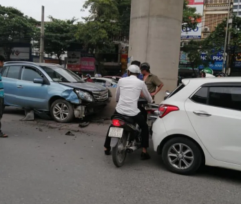 Xác định danh tính tài xế ô tô nghi ngủ gật đâm hàng loạt xe trên phố