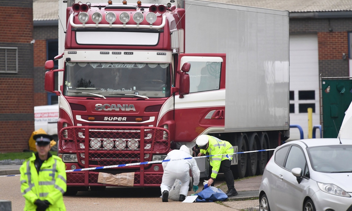 Nhiều người bị dọa giết sau vụ 39 thi thể trong container