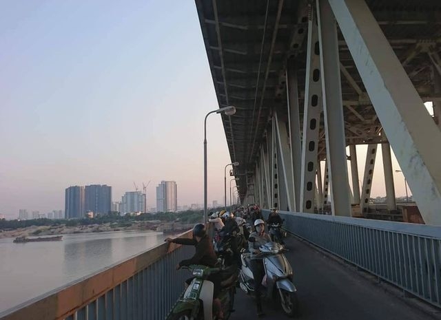 Người đàn ông dừng xe giữa cầu Thăng Long, nhảy sông Hồng tự tử
