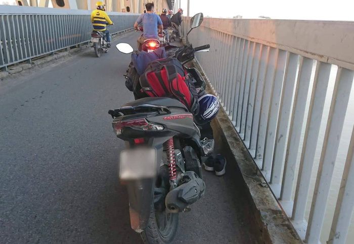 Người đàn ông dừng xe giữa cầu Thăng Long, nhảy sông Hồng tự tử