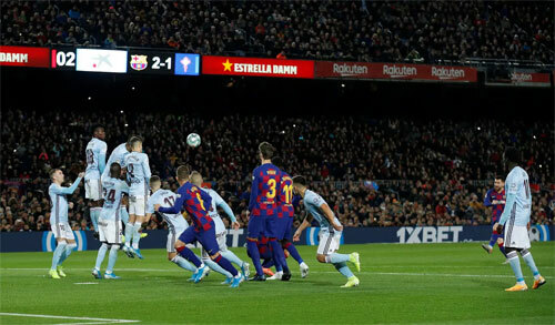 Messi lập hat-trick từ đá phạt