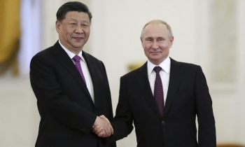 Nga - Trung xích lại gần nhau giữa "bão Trump"