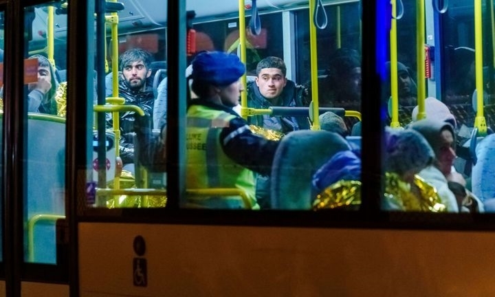 25 người trốn trong container để đến Anh