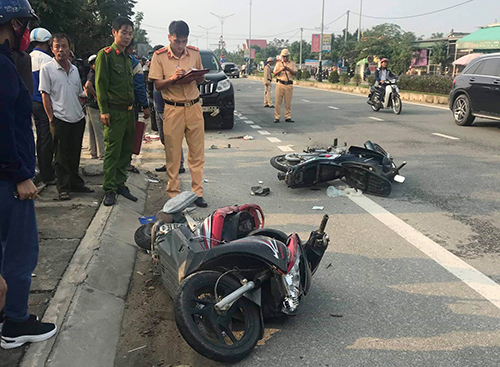 Ôtô tông hai xe máy, một người chết