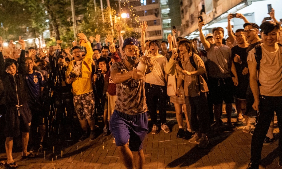 Thắng cử cấp quận, phe dân chủ Hong Kong thêm lợi thế