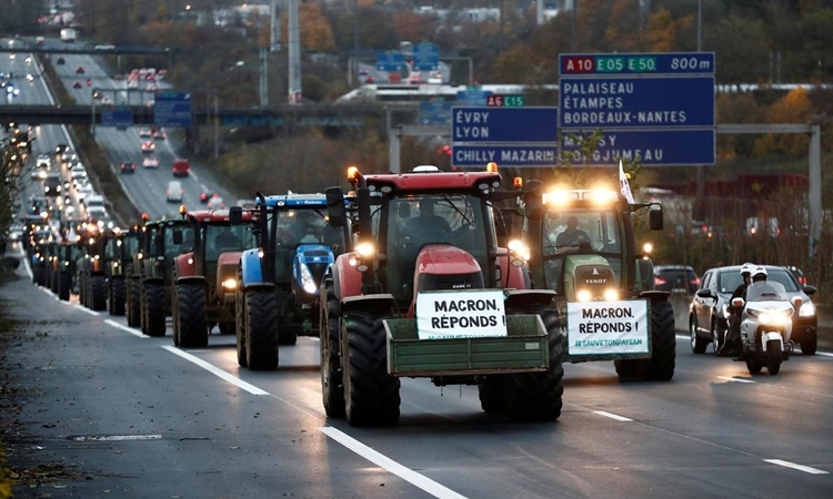 Hàng nghìn nông dân Pháp lái máy cày biểu tình