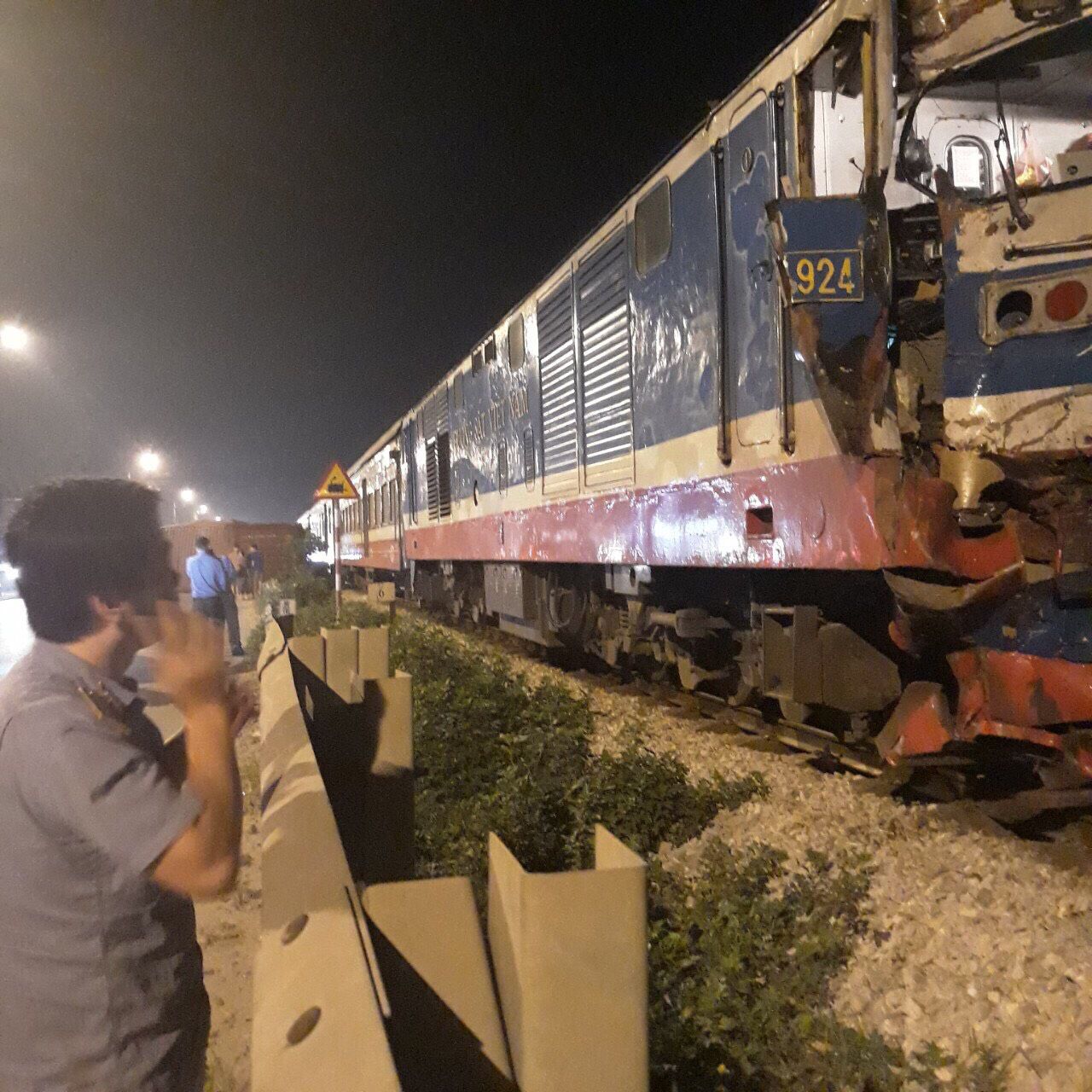 Hà Nội: Tàu hỏa tông “đứt đôi” xe container