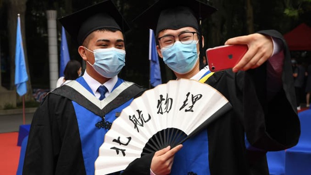 Hàng triệu cử nhân Trung Quốc “xếp xó” tấm bằng tốt nghiệp vì Covid-19 - 1