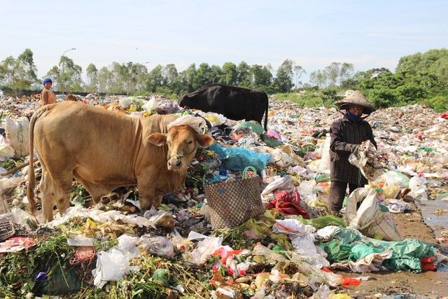 Nhọc nhằn mưu sinh trên bãi rác lớn nhất Đắk Nông - 3