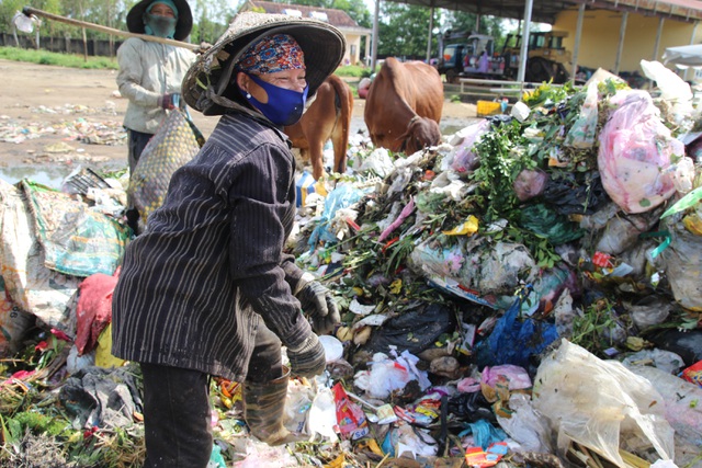 Nhọc nhằn mưu sinh trên bãi rác lớn nhất Đắk Nông - 2