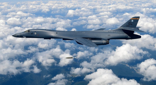 Mỹ đưa máy bay ném bom tới Biển Đông - 1