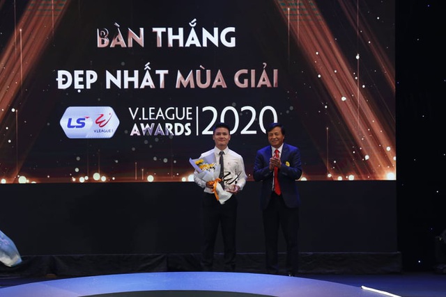 Văn Quyết đoạt giải Cầu thủ xuất sắc nhất V-League 2020 - 3