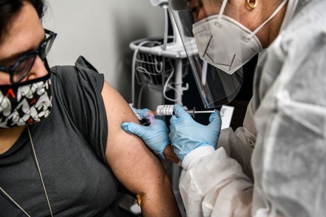 Ông Trump tuyên bố Mỹ sẽ phân phối vắc xin Covid-19 vào tuần tới - 1