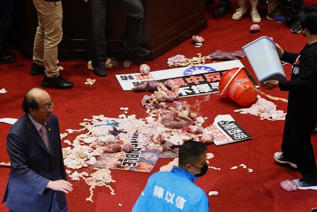 Nghị sĩ Đài Loan ném lòng lợn giữa nghị trường - 1