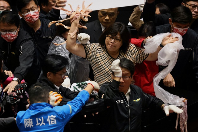 Nghị sĩ Đài Loan ném lòng lợn giữa nghị trường - 2