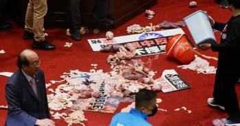 Nghị sĩ Đài Loan ném lòng lợn giữa nghị trường