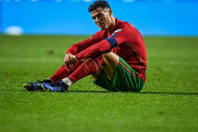C.Ronaldo quát mắng đồng đội, khóc lặng sau trận thua Serbia - 5