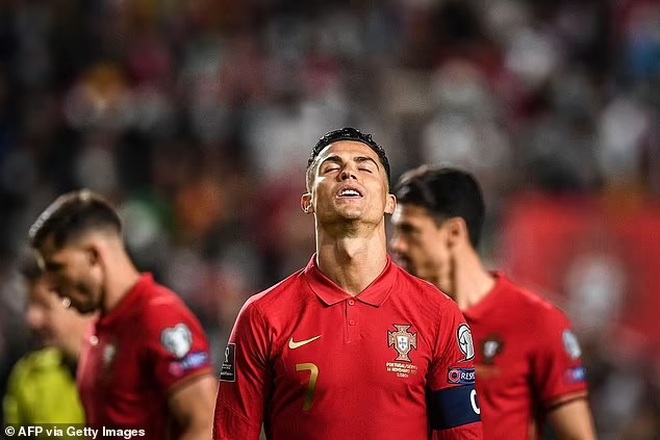 C.Ronaldo quát mắng đồng đội, khóc lặng sau trận thua Serbia - 3