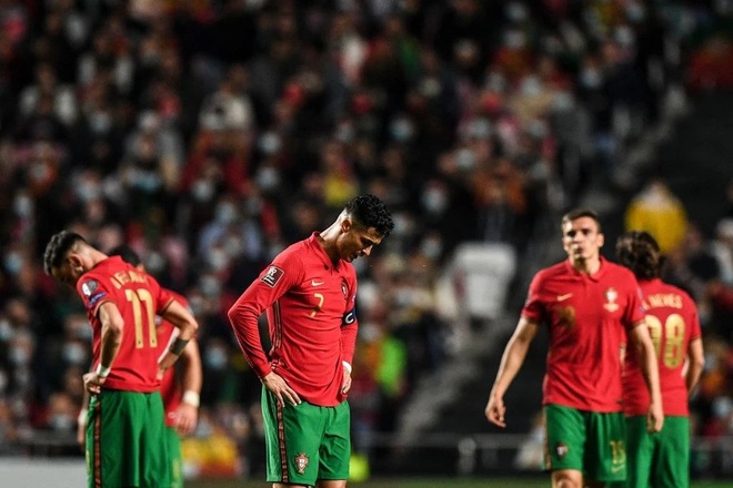 C.Ronaldo quát mắng đồng đội, khóc lặng sau trận thua Serbia - 4