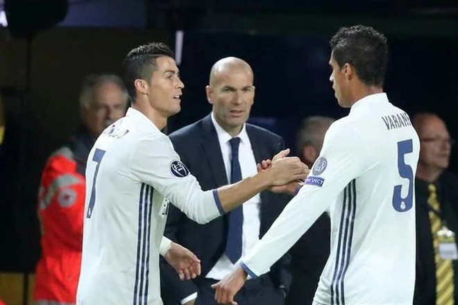 C.Ronaldo quay lưng với Solskjaer, đồng ý để HLV Zidane tiếp quản Man Utd - 1