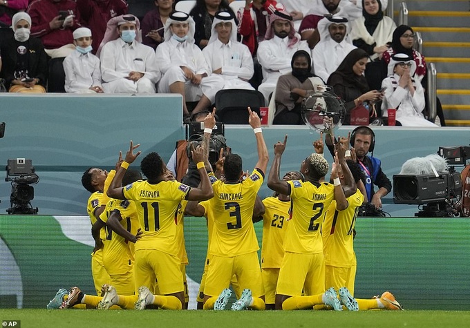 Chủ nhà Qatar đi vào lịch sử World Cup theo cách đáng quên - 2