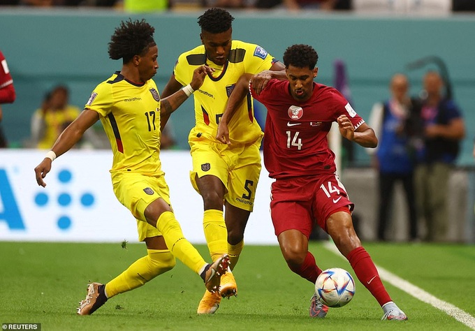 Chủ nhà Qatar đi vào lịch sử World Cup theo cách đáng quên - 1