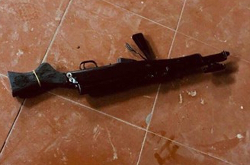 Nam thanh niên bắn bảy phát đạn ở sân chùa, đâm dao tự sát