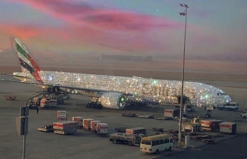 Dân tình xôn xao vì chiếc máy bay dát kín kim cương ở Dubai