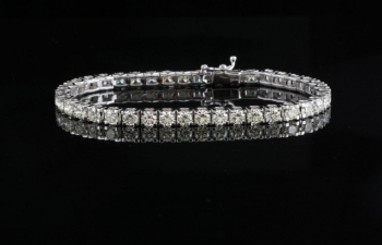 Mua vòng tay kim cương tặng vợ dịp năm mới, bất đắc dĩ nhận thêm 47 chiếc nữa