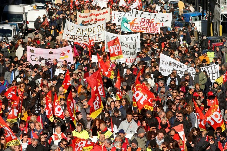 Pháp tê liệt vì biểu tình