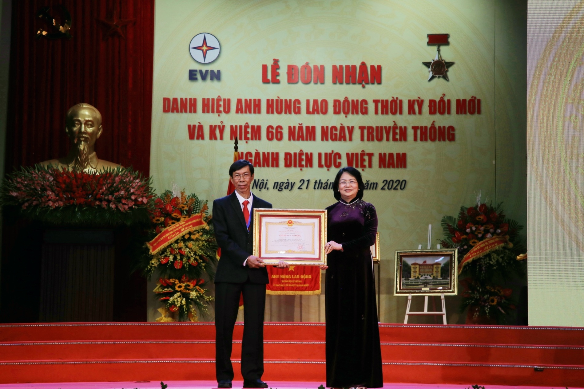 Tập đoàn Điện lực Việt Nam nhận danh hiệu Anh hùng Lao động thời kỳ đổi mới