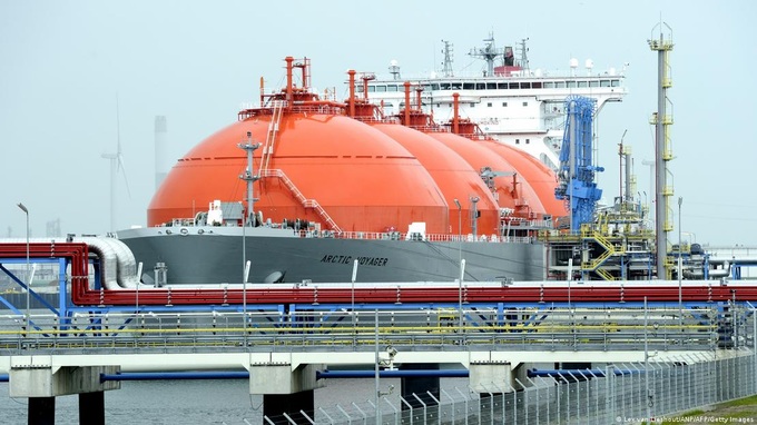Để cai khí đốt Nga, châu Âu đang bơm hàng tỷ euro vào LNG - 1