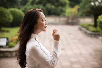 Ca sĩ Hồng Hạnh: Người đàn bà xõa tóc hát tình ca