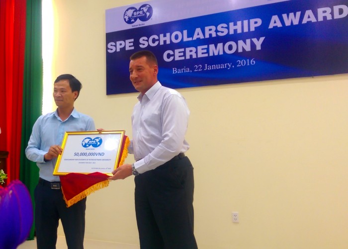 SPE Việt Nam trao học bổng 2015 cho sinh viên PVU