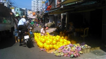Dạo chợ Sài Gòn trưa 29 Tết