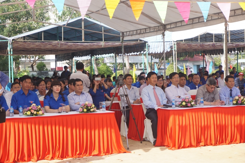 tung bung le hoi van hoa hoc sinh sinh vien dau khi lan thu vii