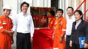 Gắn biển giàn Thỏ Trắng chào mừng ĐH Công đoàn Việt Nam lần thứ XI