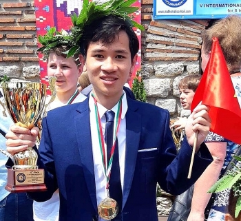 Nguyễn Hưng Quang Khải nhận cúp đặc biệt tại Kỳ thi Toán học ở Bulgaria