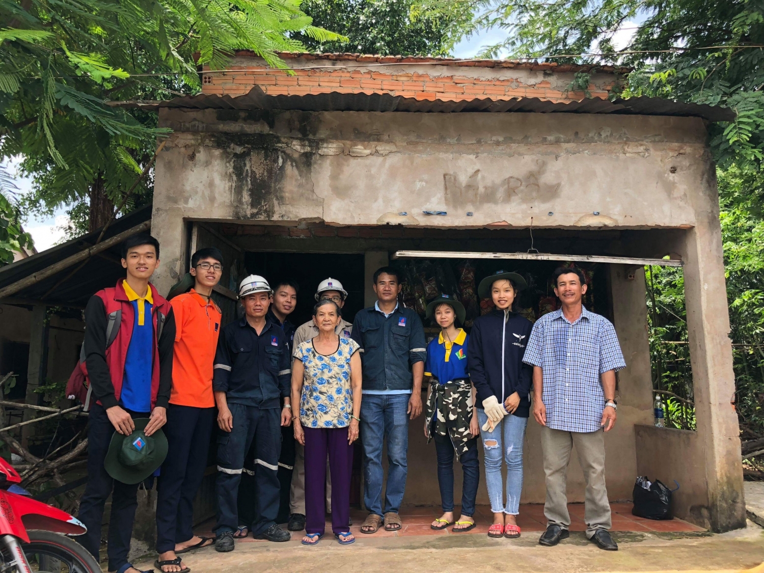 sua chua dien dan dung cho cac ho dan co hoan canh kho khan tai xa hoa binh