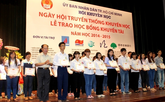 PVN tặng 1 tỉ đồng cho Hội Khuyến học TP HCM
