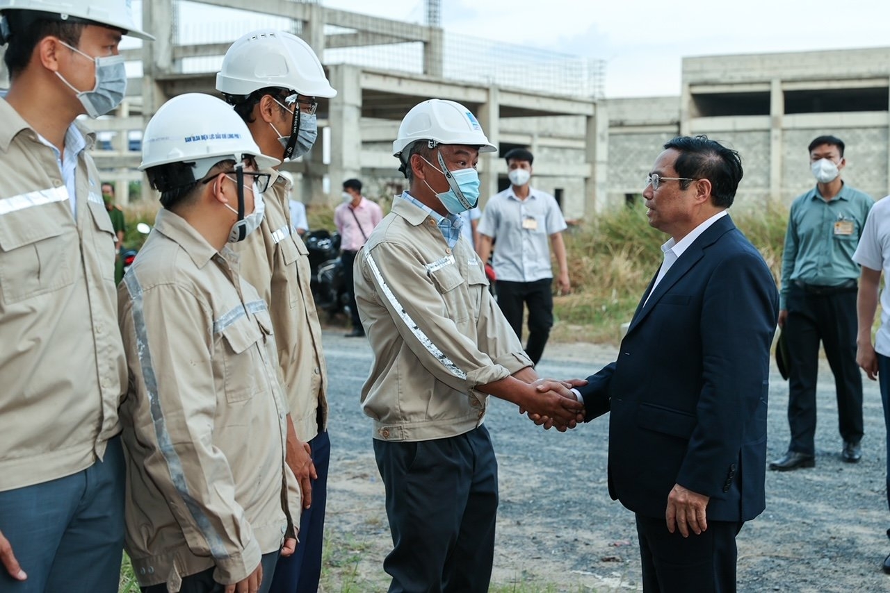 Thủ tướng Chính phủ Phạm Minh Chính thị sát và động viên cán bộ, người lao động trên công trường dự án NMNĐ Long Phú 1