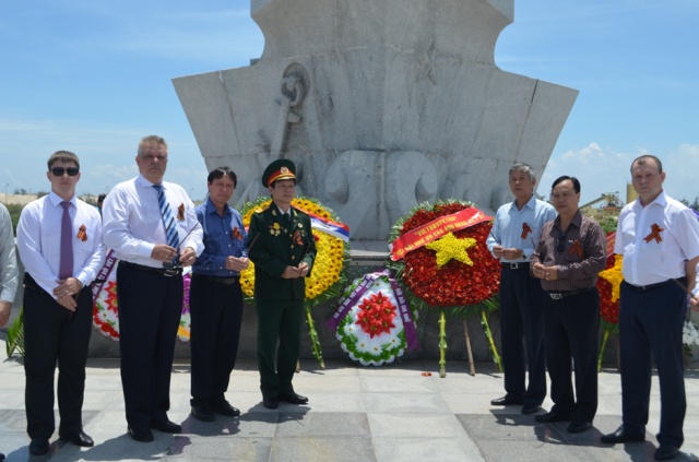 Vietsovpetro tổ chức Lễ viếng và đặt vòng hoa tại Tượng đài Cam Ranh