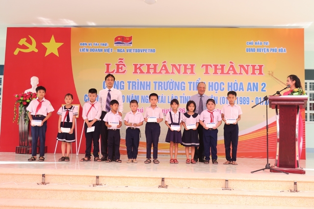 Vietsovpetro tổ chức lễ khánh thành và gắn biển công trình trường học tại Phú Yên